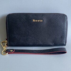 Roots Leather Women's Black Wallet Wristlet
